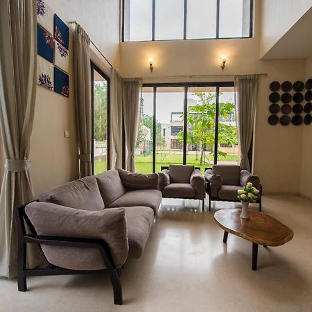 Stayvista'S Greenwoods Villa 10 - City-Center Villa With Private Pool, Terrace, Lift & Carrom Board 로나발라 외부 사진