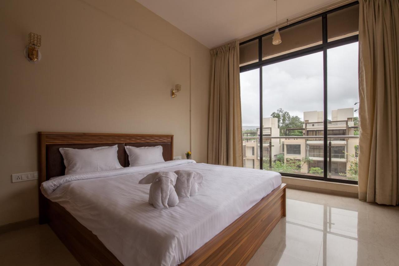 Stayvista'S Greenwoods Villa 10 - City-Center Villa With Private Pool, Terrace, Lift & Carrom Board 로나발라 외부 사진